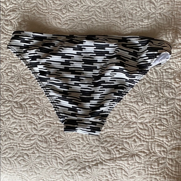 Victoria’s Secret Bikini - Picture 3 of 7